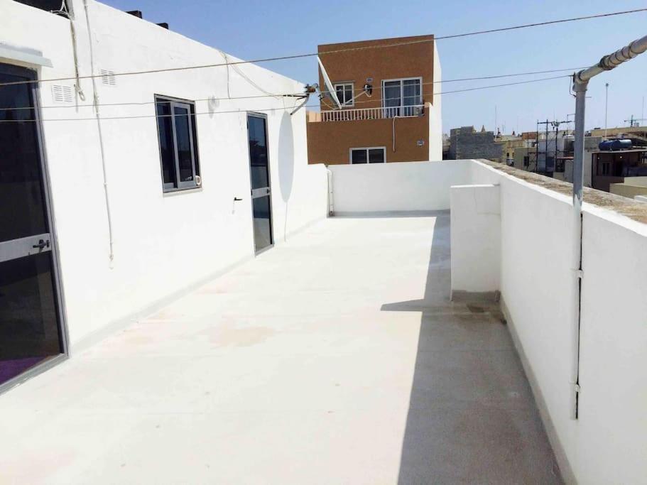 May Flower: Modern Flat Close To Airport/Bus Stops Tarxien Esterno foto